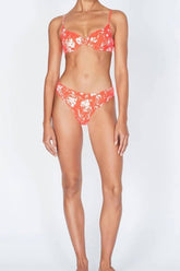 Top de bikini con aros fruncidos y balconette con estampado floral color salmón
